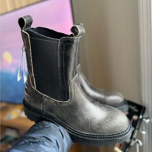 ZARA FLAT LEATHER ANKLE BOOTS. Brand new with tag.